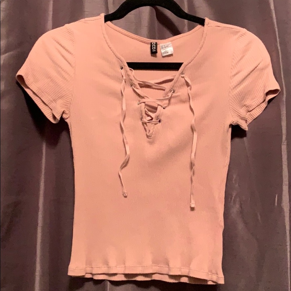 Light pink ribbed short sleeved shirt